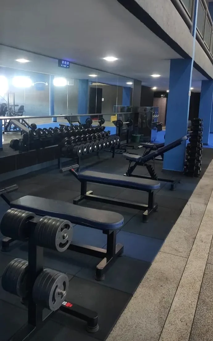 Área de halteres e bancos de musculação